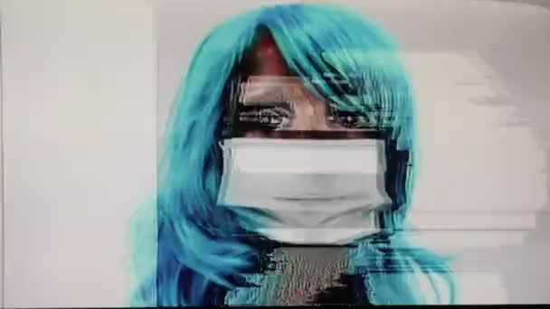 Een Mannequin Hoofd Met Blauw Haar Dragen Gezichtsmasker Ter Bescherming — Stockvideo