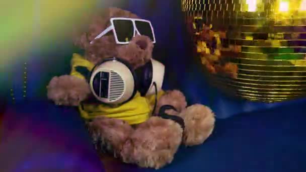 Hnědý Medvídek Nadýchaný Hračka Slunečních Brýlích Sluchátka Disco Koule Pohovce — Stock video