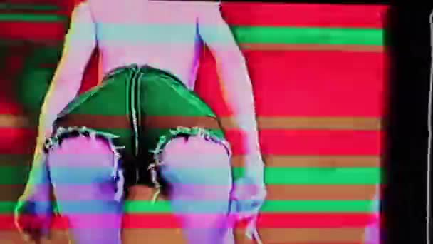 シルエットの美しいですセクシー女性のポーズでグリッチ効果 — ストック動画