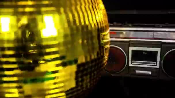 Funky Disco Boll Spinning Och Reflekterande Ljus Med Ghettoblasters Perfekt — Stockvideo