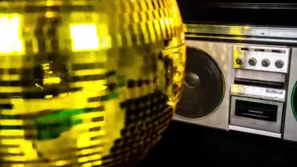 Eine Funky Discokugel Dreht Sich Und Reflektiert Licht Mit Ghettoblastern — Stockvideo