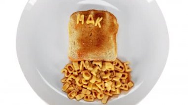 Spagetti harfleri tost yapar, beyaz tabakta kızarmış ekmeğe değil. 