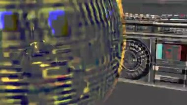 Garip bir disko topu dönüyor ve ışığı yansıtıyor. Gettoblaster 'lar, kulüp görselleri ya da parti için mükemmel bir klip.