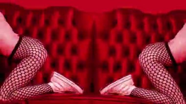 Çekici, çıplak bir genç kadın video efektleriyle koltukta poz veriyor ve hareket ediyor.