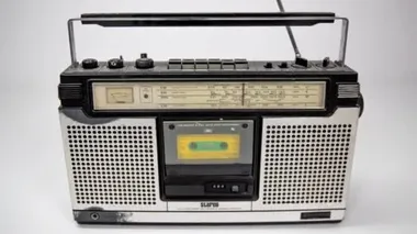 Beyaz arkaplanda hareket eden klasik ghettoblaster radyo