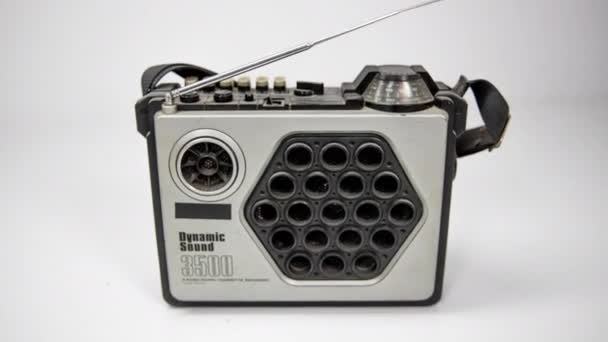 Vintage Gettoblaster Radio Bewegend Witte Achtergrond — Stockvideo