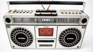 Klasik hifi ghettoblaster radyo beyaz arkaplanda hareket ediyor