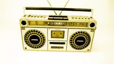 Klasik hifi ghettoblaster radyo arıza efektleri ile hareket ediyor 