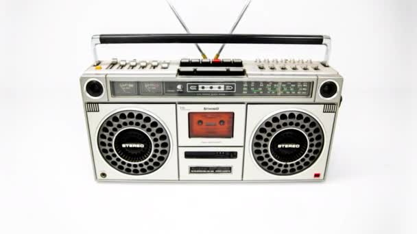 Klasik Hifi Ghettoblaster Radyo Beyaz Arkaplanda Hareket Ediyor — Stok video