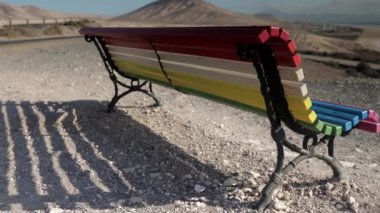 Dağları ve denizi gören tahta renkli bank, Galiçya 'da Loiba, İspanya 