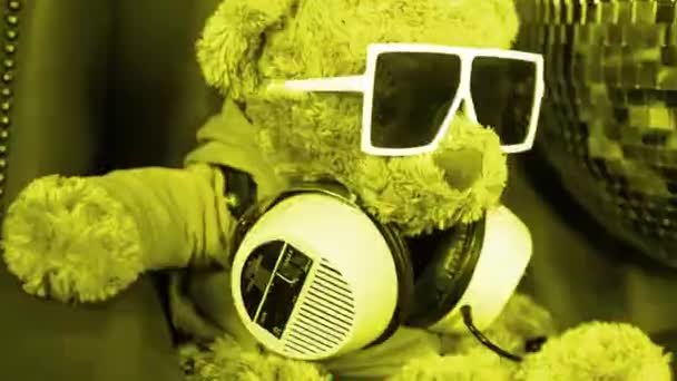 Cooler Brauner Teddybär Mit Kopfhörern Mit Glitch Effekten Auf Video — Stockvideo