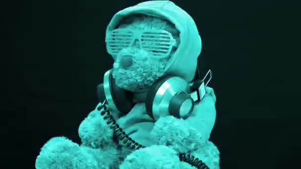 Osito Peluche Marrón Fresco Tonos Auriculares Sentados Giradiscos Sobre Fondo — Vídeo de stock