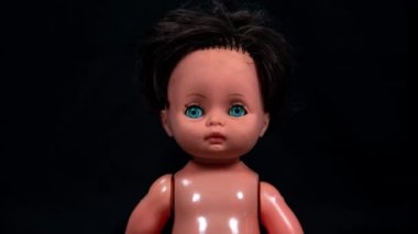 Oyuncak plastik bebek DJ güvertede vinil çalıyor