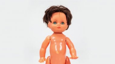 Oyuncak plastik bebek DJ güvertede vinil çalıyor