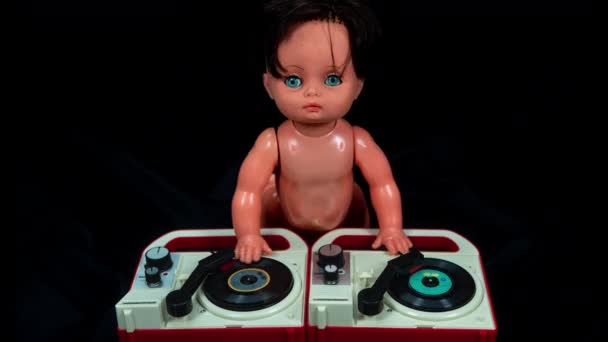 Toy Műanyag Baba Játszik Vinyl Fedélzeten — Stock videók