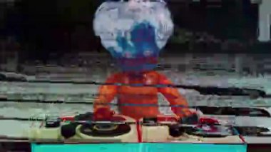 Oyuncak plastik bebek DJ güvertede vinil çalıyor