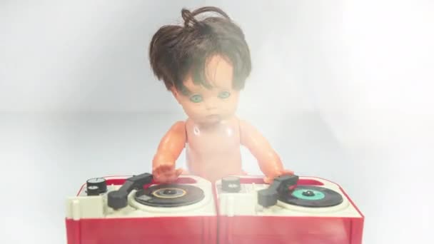 おもちゃのプラスチック人形Djがデッキでビニールを再生 — ストック動画