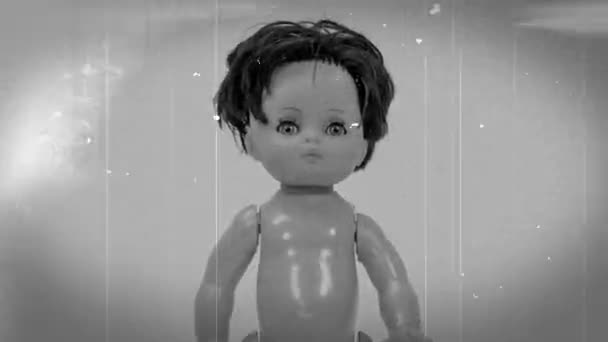 Brinquedo Boneca Plástico Com Diferentes Efeitos Vídeo Nos Decks — Vídeo de Stock