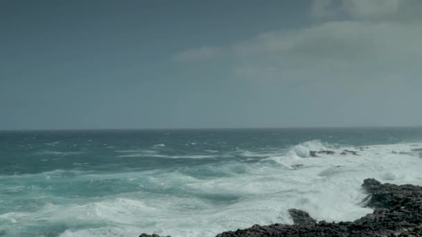 Vagues s'écrasant contre les rochers — Video