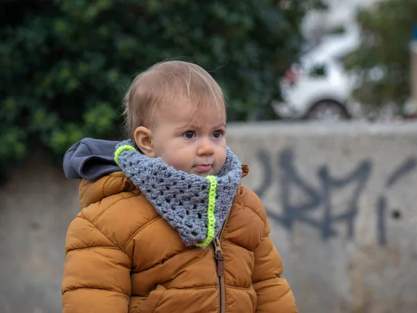 Mooi baby meisje in winter jas en sjaal — Stockfoto