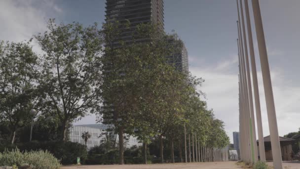 Un tranquilo centro de la ciudad de barcelona durante el bloqueo pandémico — Vídeos de Stock