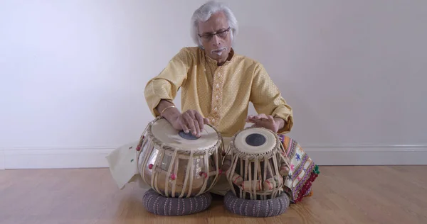 Человек играет на индийских барабанах . — стоковое фото