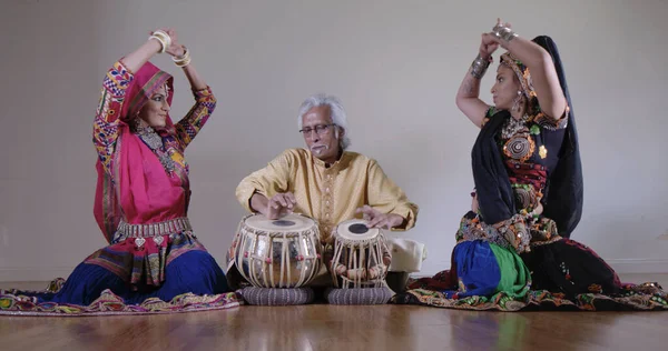 男は女性ダンサーとインドのドラムを演奏. — ストック写真