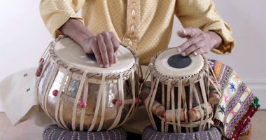 Hint davulları çalan adam..