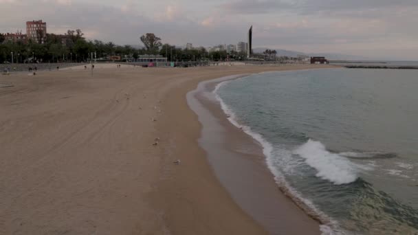 Le spiagge di Barcellona quasi vuote — Video Stock