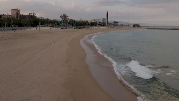 Stränderna i barcelona nästan tomma — Stockvideo