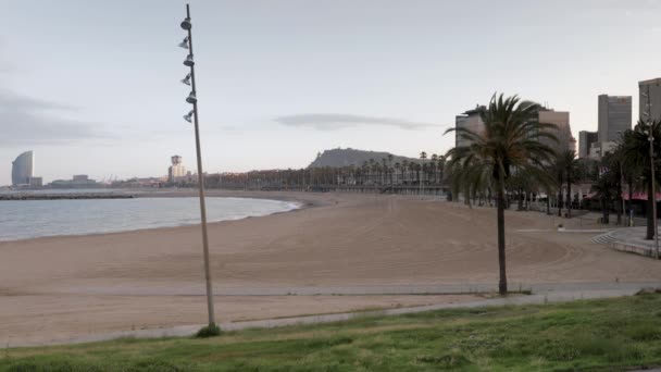 バルセロナのビーチはほとんど空で — ストック動画