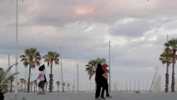 Akşam Barselona 'da olimpiyat limanı — Stok video