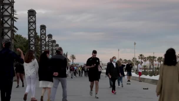 Port olympische in barcelona in de avond — Stockvideo