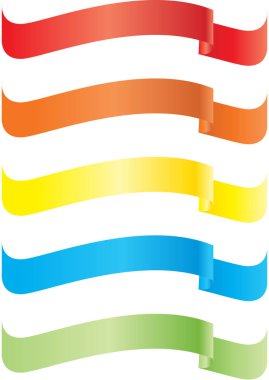 Beyaz üzerine renkli pankartlar