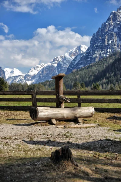 Dolomites dağlarda yaz bir çeşme yakınındaki bir çit ile peyzaj — Stok fotoğraf
