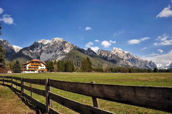 Dolomites dağlarda yaz bir çiftlik ve çayır ile peyzaj — Stok fotoğraf