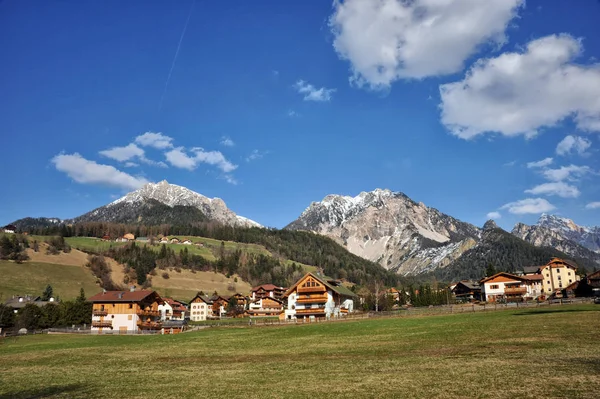 Landskapet i Dolomiterna i sommar med en typisk by — Stockfoto