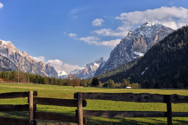 Dolomites dağlarda yaz bir çiftlik ve çayırlar ile peyzaj — Stok fotoğraf
