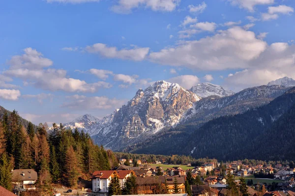 Dolomites dağlarda yaz ile tipik bir köyü manzara — Stok fotoğraf