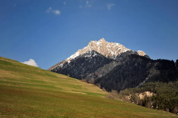 Dolomites dağlarda yaz çayır ve dağlar ile peyzaj — Stok fotoğraf