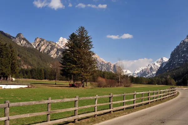 Landskapet i Dolomiterna i sommar med en gård och ängar — Stockfoto