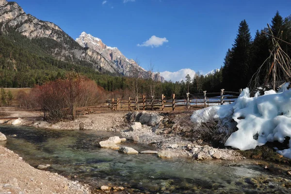 Dolomites dağlarda yaz bir nehir ve ağaç manzara — Stok fotoğraf