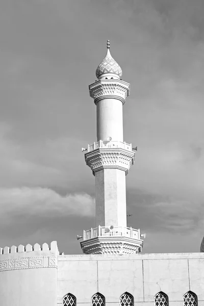 W oman, muscat stary minaret Meczetu i religia w czyste niebo — Zdjęcie stockowe