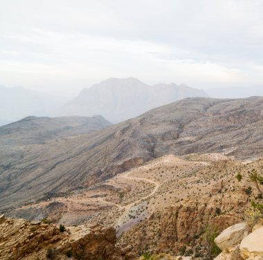 Umman eski dağ gorge ve kanyon derin bulutlu gökyüzü 