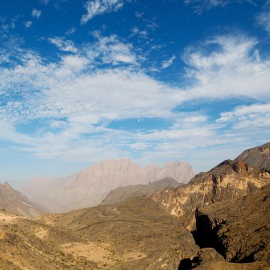 Umman eski dağ gorge ve kanyon derin bulutlu gökyüzü 