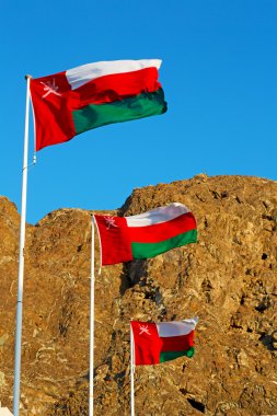 Umman dalgalanan bayrak ve bulutlu gökyüzü dağ