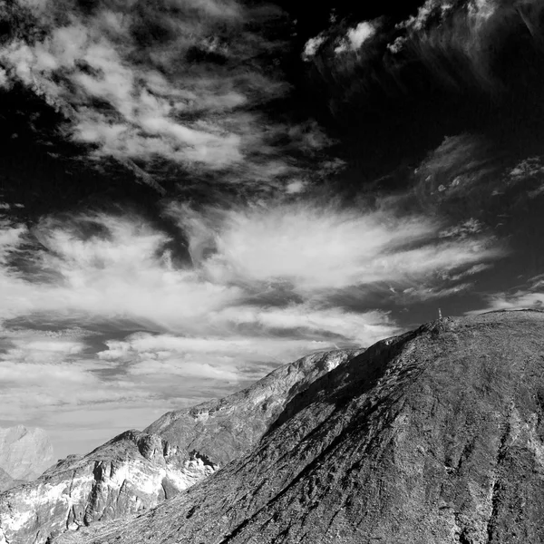 В старом горном ущелье и каньоне глубокое облачное небо — стоковое фото