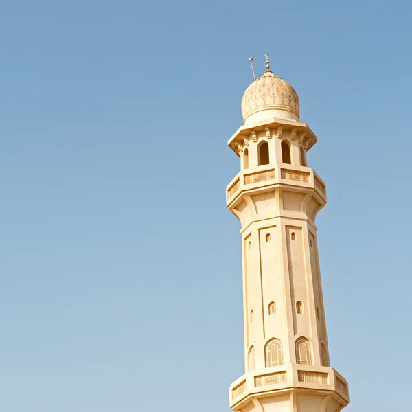 In oman muscat das Minarett der alten Moschee und die Religion bei klarem Himmel — Stockfoto