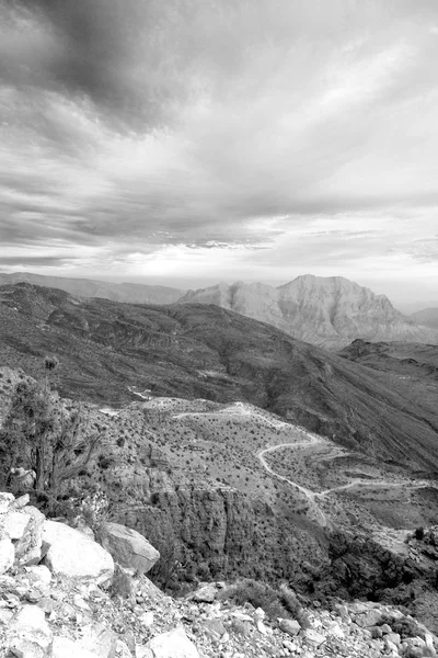In oman la vecchia gola di montagna e canyon il cielo nuvoloso profondo — Foto Stock