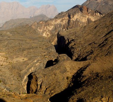 Umman eski dağ gorge ve kanyon derin bulutlu gökyüzü 